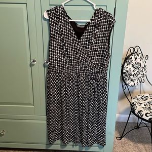 Black and white dress with short sleeves and elastic at the waist